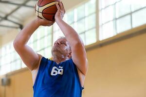 en Foto av en krig veteran- spelar basketboll med en team i en modern sporter arena. de begrepp av sport för människor med funktionshinder