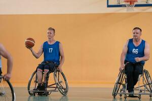 Inaktiverad krig veteraner i verkan medan spelar basketboll på en basketboll domstol med professionell sporter Utrustning för de Inaktiverad foto