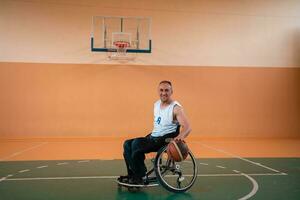 en Foto av en krig veteran- spelar basketboll i en modern sporter arena. de begrepp av sport för människor med funktionshinder