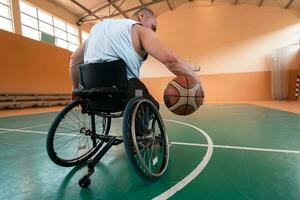 en Foto av en krig veteran- spelar basketboll i en modern sporter arena. de begrepp av sport för människor med funktionshinder