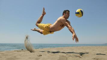 manlig strand volleyboll spel spelare foto