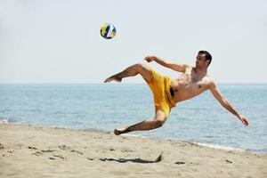 manlig strand volleyboll spel spelare foto