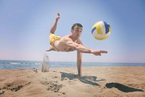 manlig strand volleyboll spel spelare foto