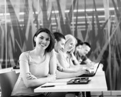 grupp av studenter studie tillsammans i klassrum foto