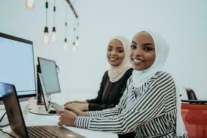 skön modern afrikansk amerikan muslim affärskvinna i kontor, bär hijab på kreativ modern börja coworking Plats foto