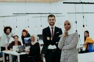 porträtt av en formell affärsman och ung afrikansk amerikan affärskvinna Framställ med deras team i en modern börja kontor. marknadsföring begrepp. multietnisk samhälle. foto