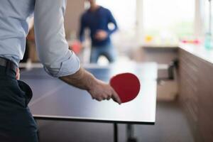 börja företag team spelar ping pong tennis foto