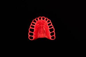 mänsklig tandkött utan tänder modell medicinsk implantera isolerat på svart bakgrund. friska tänder, dental vård och ortodontisk begrepp. foto
