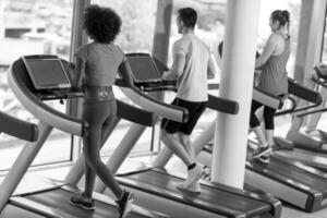 människor motionera en konditionsträning på löpband foto