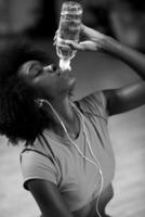 ung afro amerikan kvinna i Gym ha pilates träna ha sönder foto