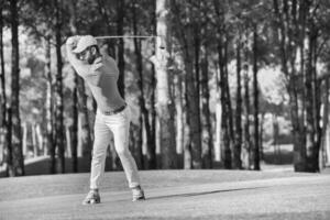 golf spelare slå skott med klubb foto