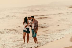 de familj åtnjuter deras semester som de promenad de sandig strand med deras son. selektiv fokus foto