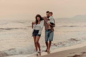 de familj åtnjuter deras semester som de promenad de sandig strand med deras son. selektiv fokus foto