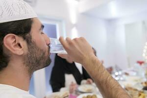 muslim familj framställning iftar dua till ha sönder fasta under ramadan. foto