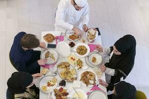 topp se av muslim familj har iftar under ramadan helig månad foto