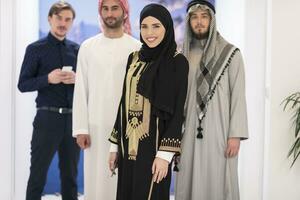 grupp porträtt av ung muslim människor kvinnor i modern hijab klänning med tre arab män använder sig av smartphones på modern ljus Hem foto