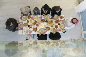 topp se av muslim familj har iftar under ramadan helig månad foto