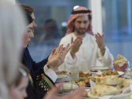 muslim familj framställning iftar dua till ha sönder fasta under ramadan. foto