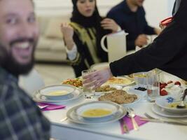 muslim familj framställning iftar dua till ha sönder fasta under ramadan. foto