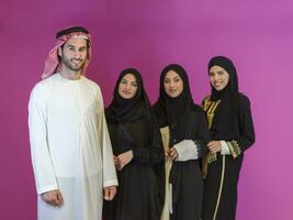 grupp porträtt av ung muslim människor arab män med tre muslim kvinnor i en modern klänning foto