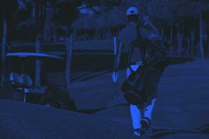 golfspelare gående och bärande golf väska foto