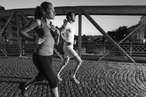 par joggar över bron i staden foto