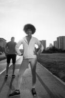 porträtt av sportig ung afrikansk amerikansk kvinna som kör utomhus foto