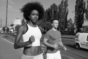 multietnisk grupp människor på jogging foto