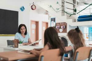 en lärare läser en bok till elementärt skola studenter vem lyssna försiktigt medan Sammanträde i en modern klassrum foto