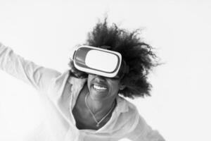 svart flicka använder sig av vr headsetet glasögon av virtuell verklighet foto