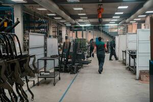modern industriell fabrik för mekanisk teknik Utrustning och maskiner tillverkning av en produktion hall foto