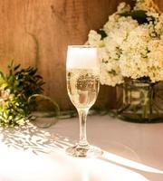 rosrosa vin i glas. flaska rosvin. prosecco. foto