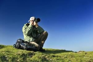 natur fotograf med digital kamera foto