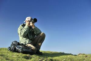 natur fotograf med digital kamera foto