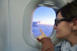 kvinna i flygplan resa foto