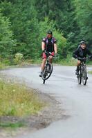 vänskap utomhus- på berg cykel foto