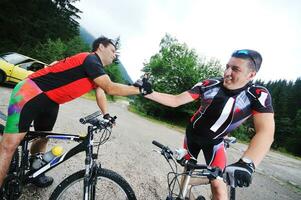 vänskap och resa på berg cykel foto