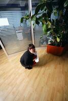 Lycklig affärskvinna kasta dokument i kontor foto