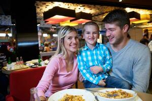 familj har lunch i handla köpcenter foto