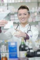 apotekare kemist kvinna stående i apotek apotek foto