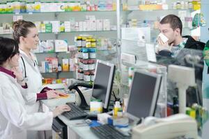 apotekare föreslår medicinsk läkemedel till köpare i apotek apotek foto