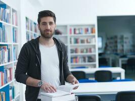 studerande i skola bibliotek foto