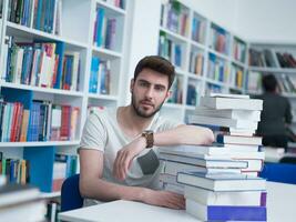 studerande i skola bibliotek foto