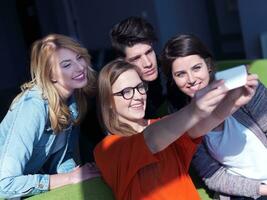 studenter grupp tar selfie foto