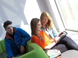 studenter grupp arbetssätt på skola projekt tillsammans foto