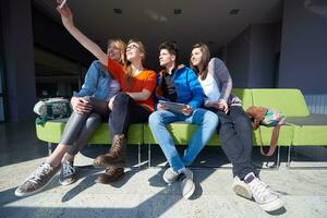 studenter grupp tar selfie foto