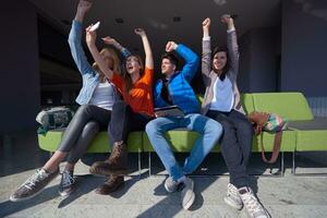 studenter grupp tar selfie foto