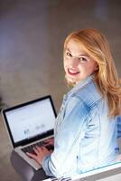 student flicka med bärbar dator foto