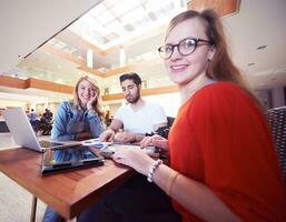 studenter grupp arbetssätt på skola projekt tillsammans foto