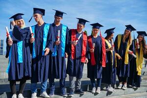 ung examinerade studenter grupp foto